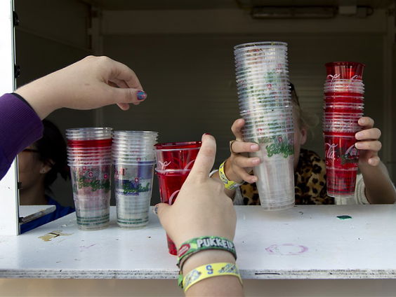 Plastic Soup Surfer voert campagne tegen wegwerpbekers