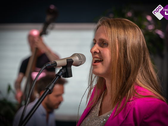 Live bij Dieuwertje: jazz zangeres Dasha Beets met 'BACH... because'