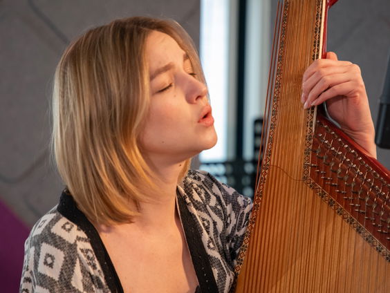Live bij Hein: Oekraïense harpiste Maryna Krut die aankomend weekend speelt op Dutch Harp Festival