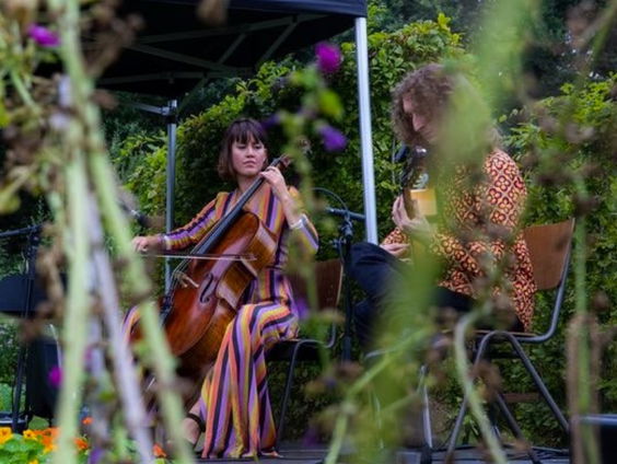 Suzanna Jansen schrijft voorstelling over weeskinderen voor Festival Veenhuizen