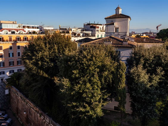 Italiaanse villa met plafondschildering Caravaggio geveild