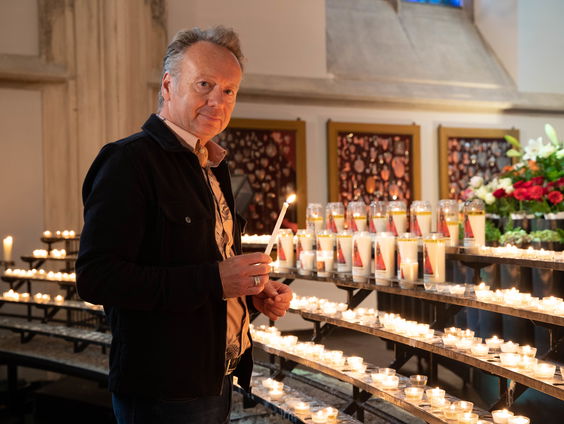 'Voor wie steek jij een kaarsje op' vanavond op tv