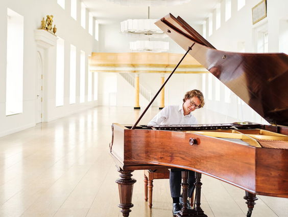 Hollandse Nieuwe! Hannes Minnaar speelt Sjostakovitsj, Preludes en fuga's, deel III: sprookje