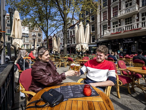 Robèr brengt rosé en bitterballen op het terras