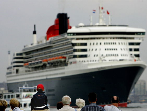 De enige ocean liner de Queen Mary II komt naar Rotterdam