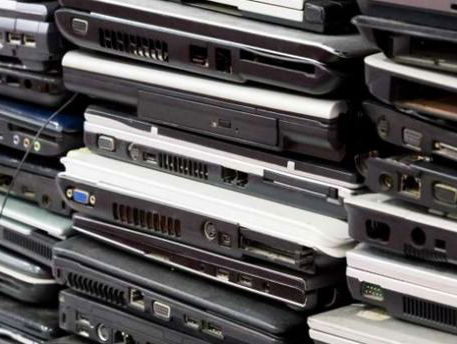Recordpoging domino met recyclebare laptops #dagvanmorgen