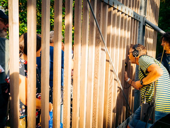 De hekken gaan open: Bert wordt bijna omvergelopen!