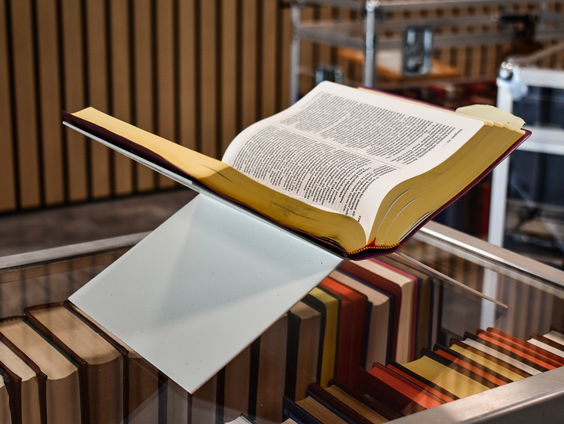 Tentoonstelling over unieke Bijbelcollectie van Anne van der Bijl
