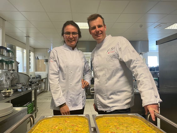 Anna Yilmaz maakt toetje voor Jarige Job bij het Leger des Heils