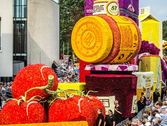 Drukte bij laatste voorbereidingen Bloemencorso