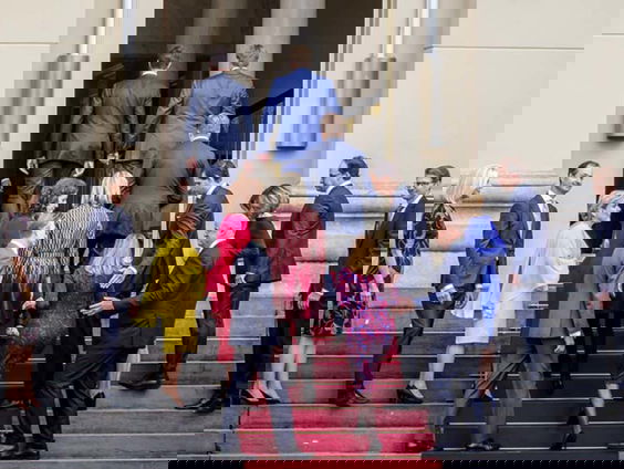 Fotograaf Freek van den Bergh maakt de bordesfoto van het nieuwe kabinet