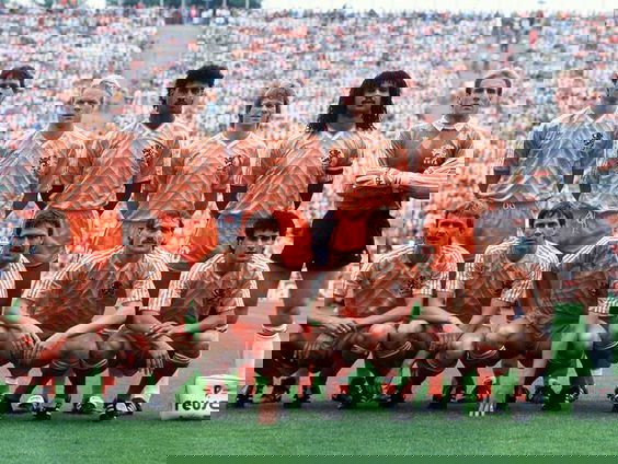 EURO88: Berry van Aerle vanuit de kleedkamer in München.