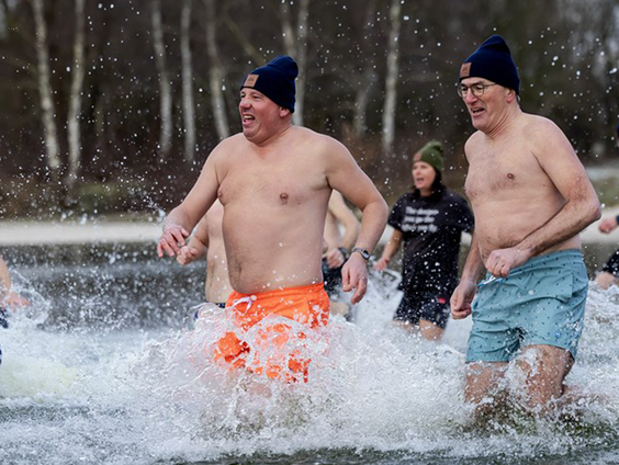 Alfred Schoenmaker duikt met Drentse Statenleden het nieuwe jaar in