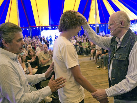 Bidden en genezen? Arts Dick Kruijthoff onderzocht gebedsgenezing