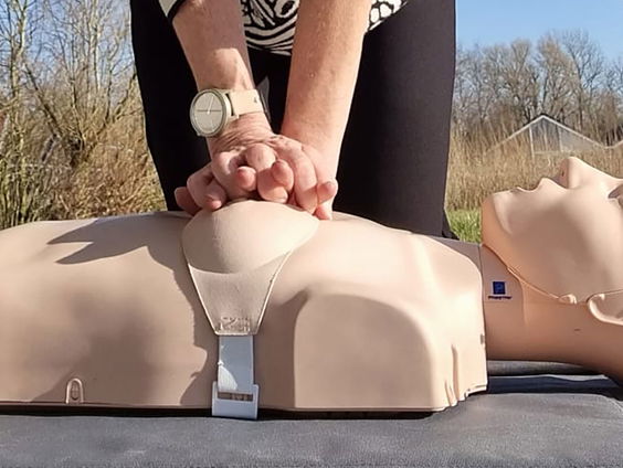 Nieuw: reanimatiepop met borsten