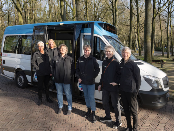 Bij de Renkumse buurtbus rijden vandaag alleen vrouwen