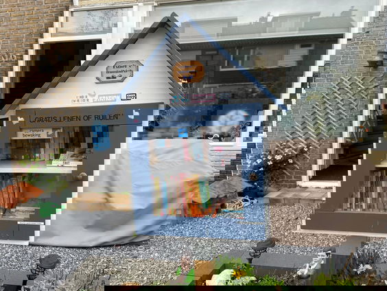 Prachtige zwerfboeken in de minibieb van Esther