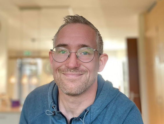 Gerben was eenzaam en helpt nu jongeren om onder de mensen te komen