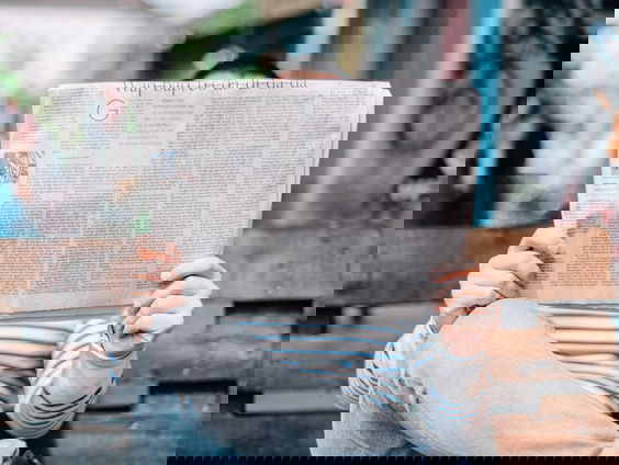 Fien (82) brengt al vijftig jaar de kranten rond!