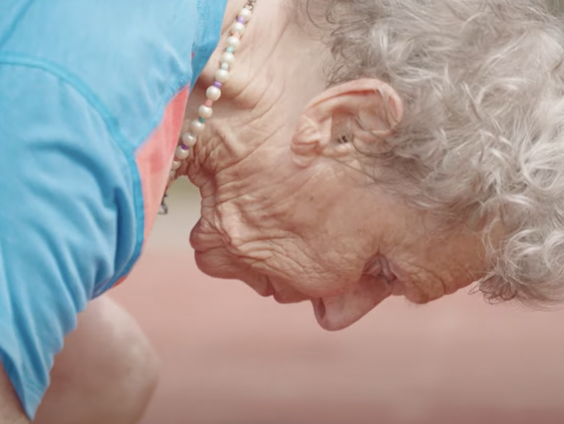 De 82-jarige Rietje Dijkman behaalt nog altijd Nederlandse, Europese en Wereld- atletiekrecords!