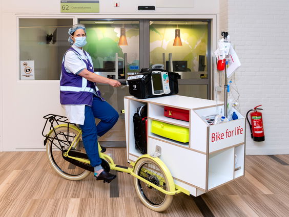 Bike For Life: Op een bakfiets door de gangen van het ziekenhuis om levens te redden. In het Elisabeth-Tw ...