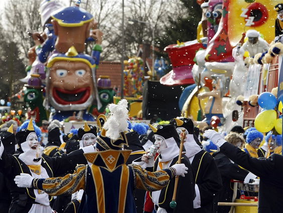 Bert gaat carnaval vieren in Boeskoolstad. Maar hoe?