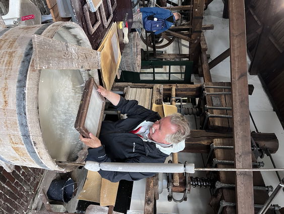 Streek van de Week: zo maak je op een ouderwetse manier papier!