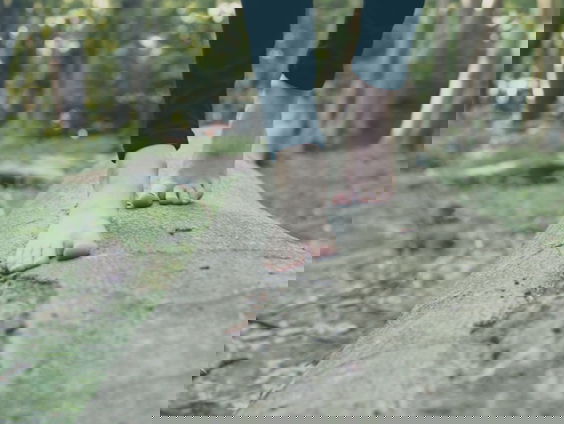 Boswachter die blotevoetenpad bedacht gaat met pensioen