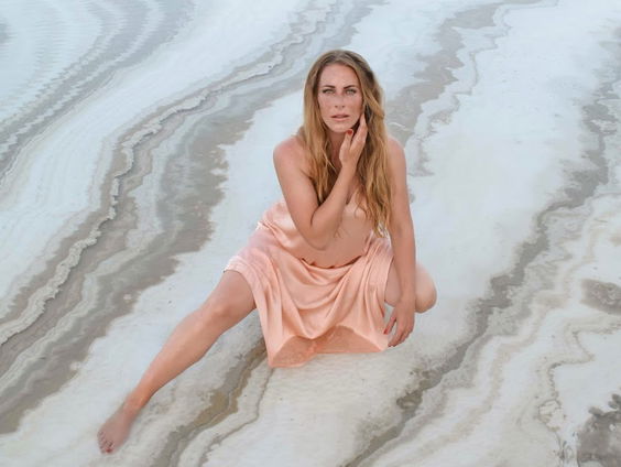 Misha Angele in de studio over haar nieuwe single 'In Love'