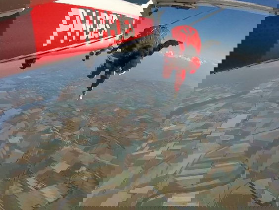 Parachutespringen boven Zeeland is 'hot'!