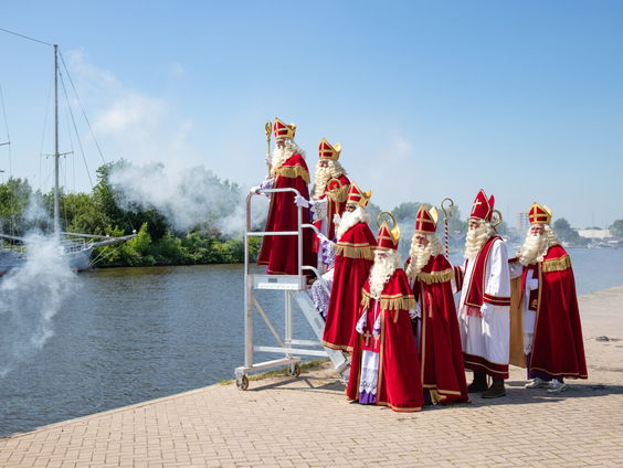 Wie zijn al die witte mannen die hulpsinterklaas spelen in Fryslân?