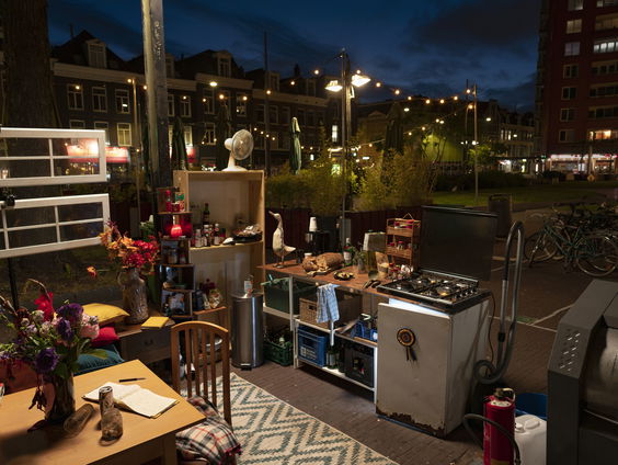 Fotograaf Boris Suyderhoud maakt composities met grofvuil van Amsterdam