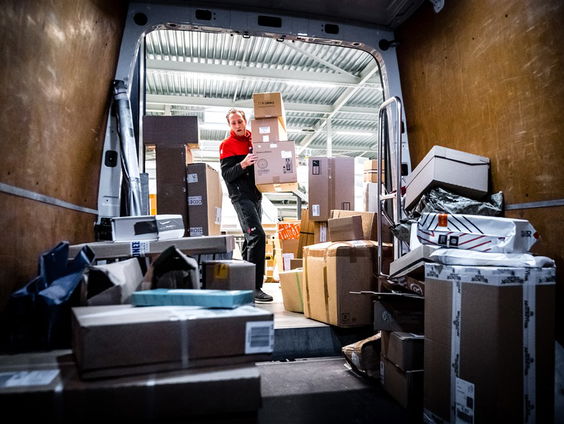 Wat is nou beter? Je kleren laten bezorgen of ze in de winkel kopen?!