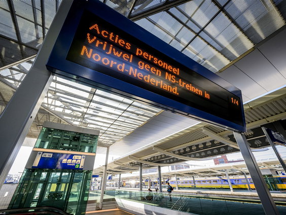 De medewerkers van de NS leggen het werk neer