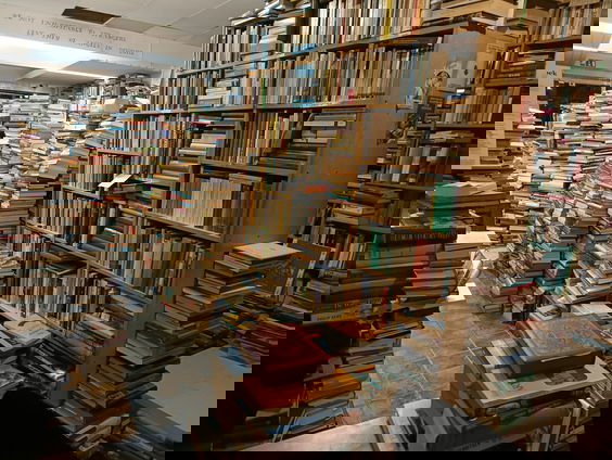 Alleen met vrouwelijke schrijfsters de boekwinkel uit