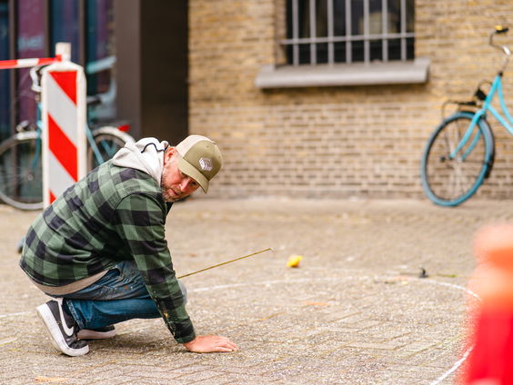 Leon Keer schildert Escher op de Leeuwardense straat