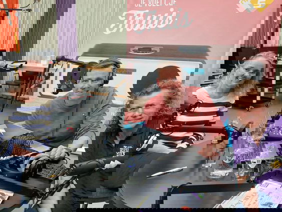 Karine doet aan 'zorgen met handen op de rug'