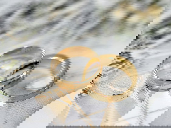 Henk van Steeg geeft opnieuw het Jawoord aan zijn vrouw Elles op hun 20-jarige huwelijksjubileum