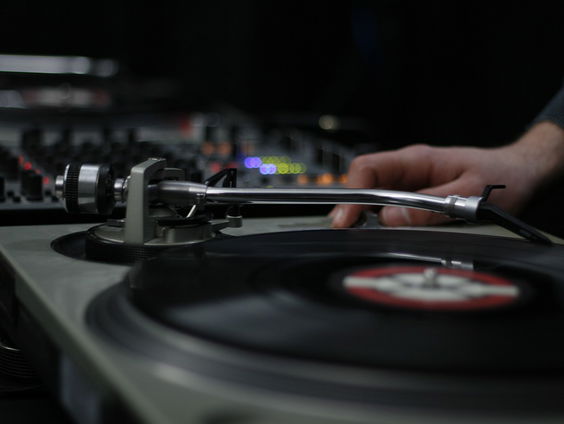 Herman Haan was diskjockey in bar-dancing Donna Clara!