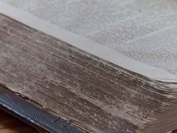 Wim van 't Zelfde over unieke Bijbel uit 1654 in Bijbelmuseum