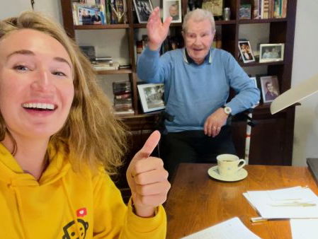 Pleun werkt thuis bij haar 95-jarige Opa!