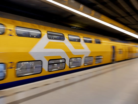 Inchecken bij NS met je bankpas: hoe werkt het en is dit het einde van de ov-chipkaart?