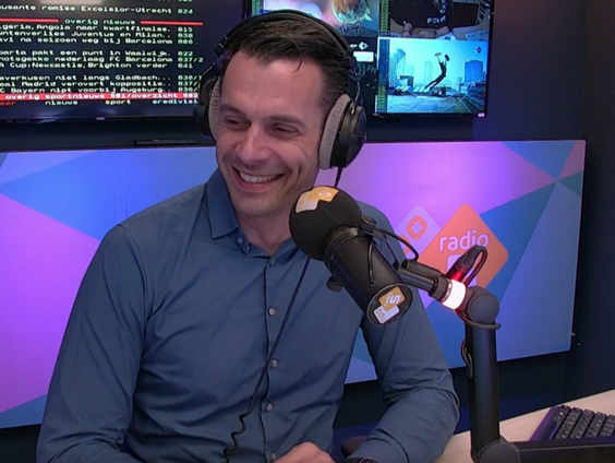 Jacqueline uit Eindhoven brandt voor anderen mensen een kaarsje op haar balkon