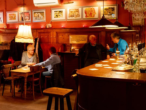 Hans Schnitzler houdt van de bruine kroeg