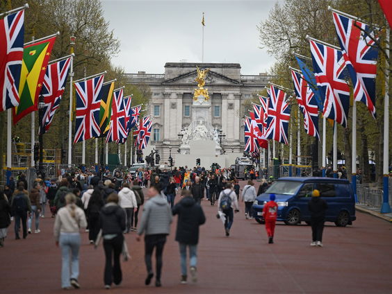 Ken Besuijen zit klaar voor de kroning van koning Charles