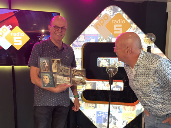 Hans Lammers uit IJmuiden verzamelt Lourdeskaarten