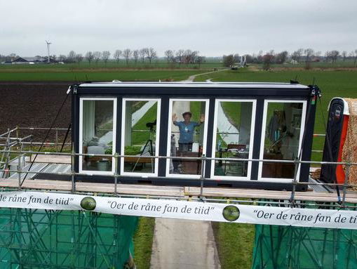 Jochem Myjer in glazen huis ten bate van de grutto