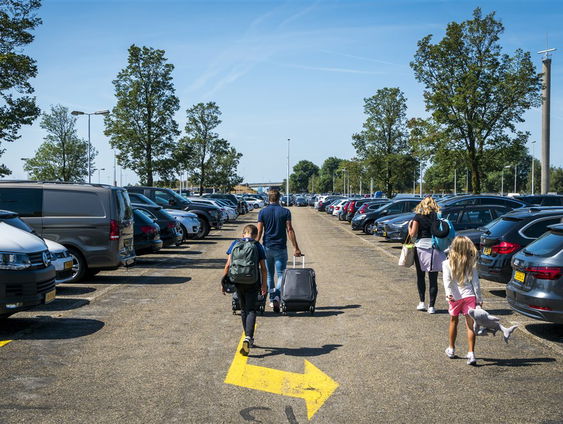 Aris Krijger repareert geparkeerde auto's bij Schiphol