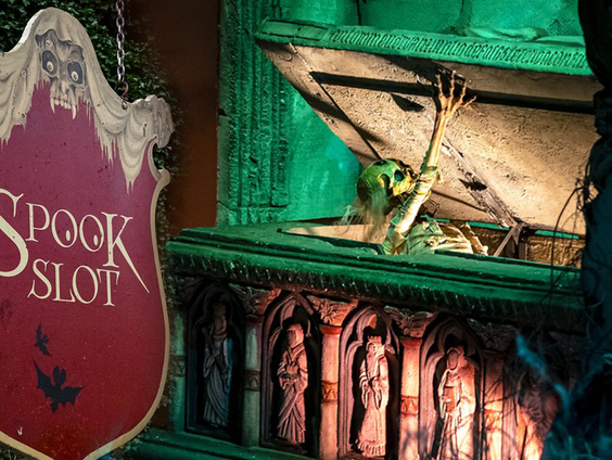 Het Spookslot sluit. John vindt dat doodzonde