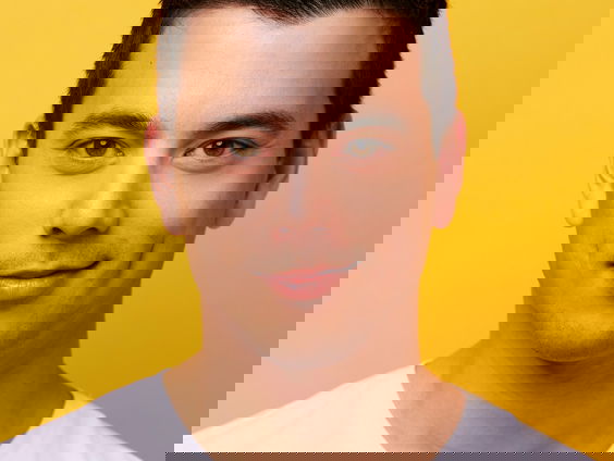 Andries Tunru praat over zijn nare stiefvader in voorstelling Marmer